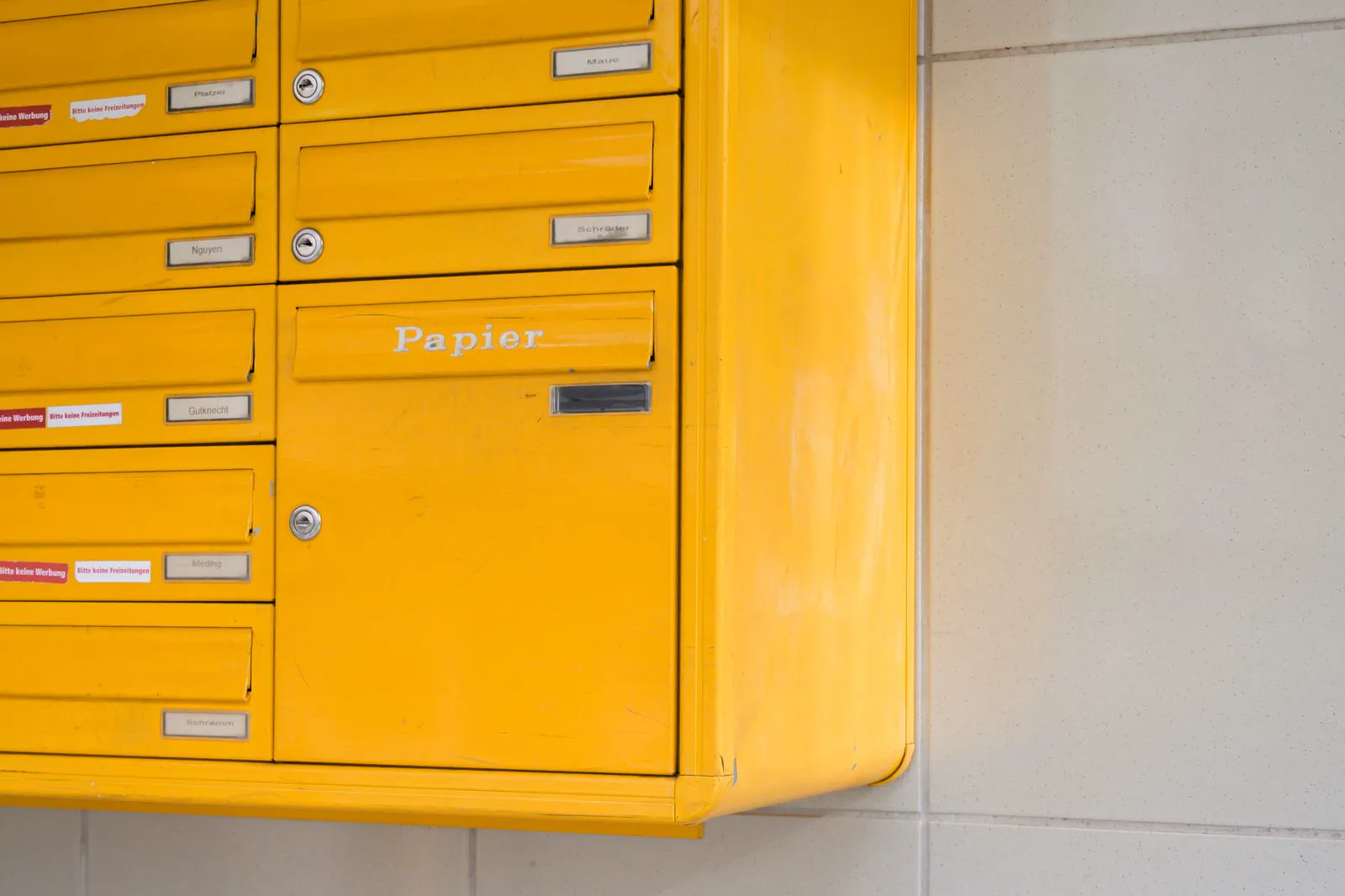 Briefkastenanlage im Hausflur — Rückmeldung nach der Anfrage
