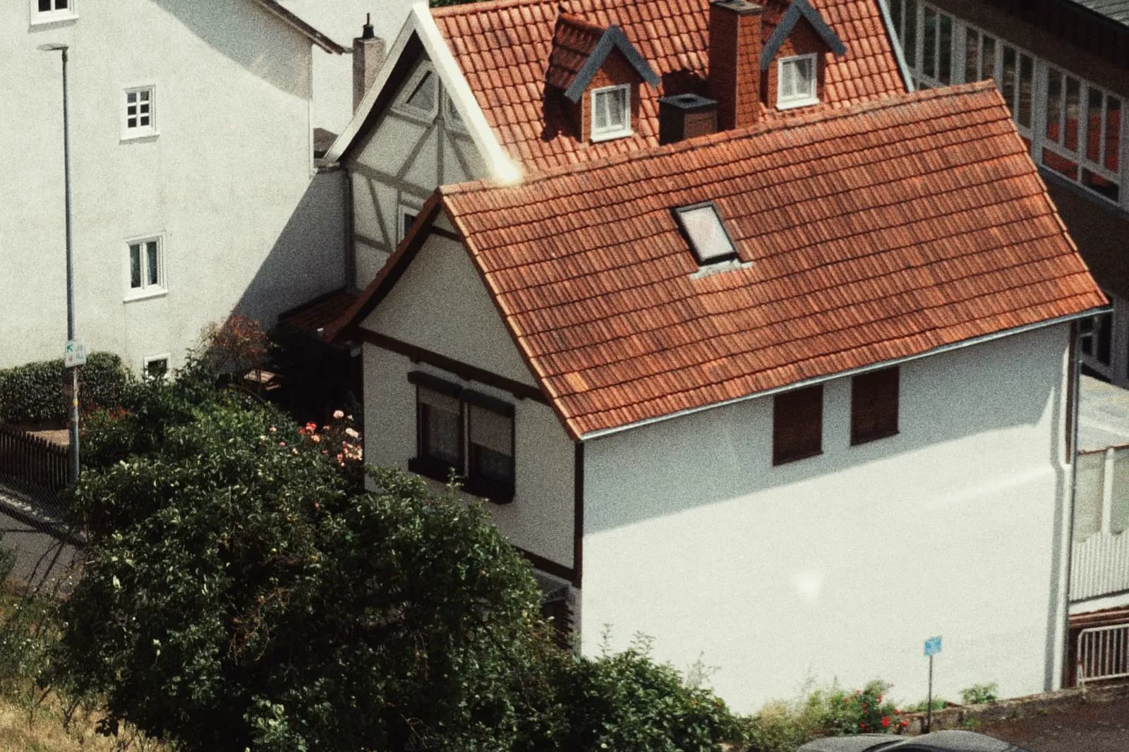 Wohnhäuser mit Putzfassade und Ziegeldach — Pflege und Kontrolle am Gebäude