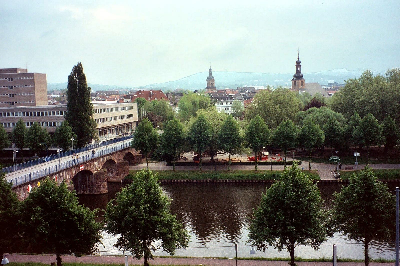 Blick über die Alte Brücke und die Saar auf Saarbrücken — Hausmeister in der Landeshauptstadt