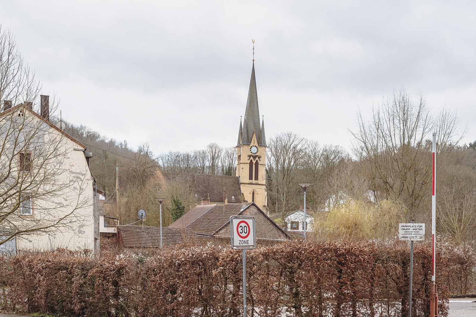 Evangelische Kirche und Wohnhäuser in Sulzbach/Saar — Hausmeister am östlichen Rand